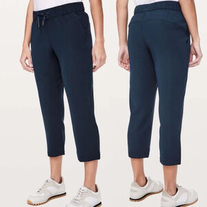 Lululemon On The Fly Crop Woven 23" Navy Sz 2